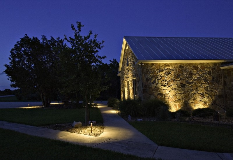 Nasvícením domu zahradním osvětlením dokážete vyzdvihnout architekturu vašeho domu. 